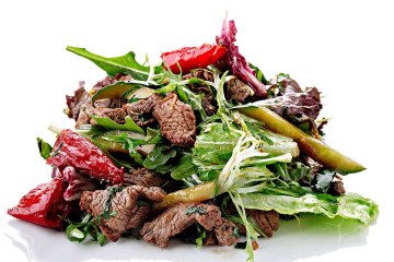 Салат теплый из говядины (микс салатом)