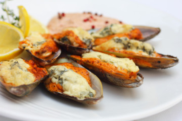 Мидии киви запеченные с сыром