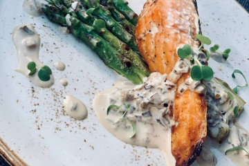 Лосось со спаржей в сливочном соусе